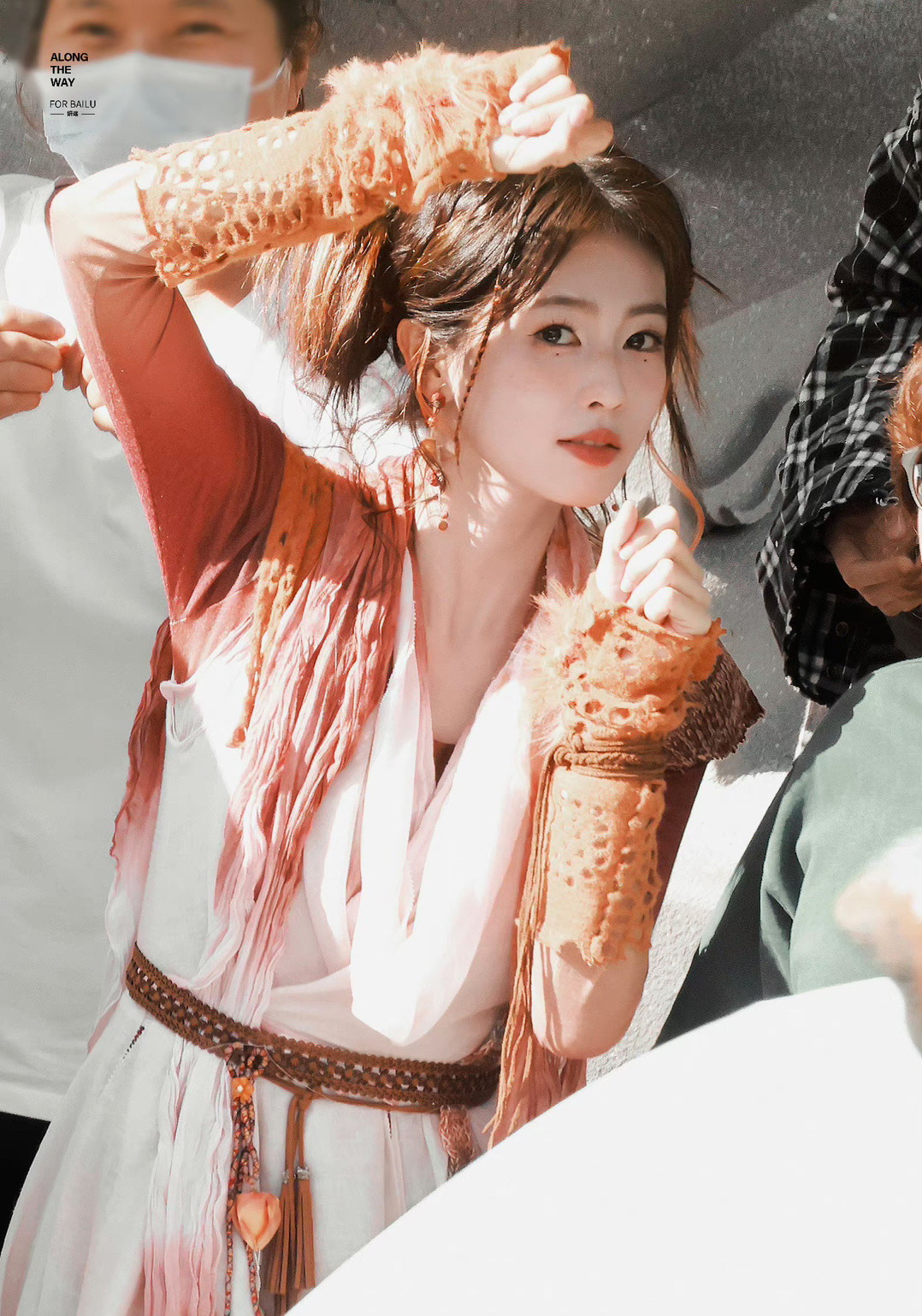 Theo Sohu, từ thời điểm bắt đầu khai máy, dự án Bạch nguyệt phạn tinh do Bạch Lộc và Ngao Thụy Bằng đóng chính đã nhận được nhiều sự quan tâm của khán giả. Mỗi tạo hình mới của Bạch Lộc đều nhận được đánh giá cao giúp nữ diễn viên tỏa sáng. Trong đó, nhà thiết kế trang phục Dịch Tiểu Nhã đã khéo léo lồng các chi tiết đặc điểm của nhân vật vào tạo hình. Thậm chí, khán giả còn cho rằng trang phục đẹp của phim đã giúp thăng hạng nhan sắc Bạch Lộc. Theo Sohu, từ thời điểm bắt đầu khai máy, dự án Bạch nguyệt phạn tinh do Bạch Lộc và Ngao Thụy Bằng đóng chính đã nhận được nhiều sự quan tâm của khán giả. Mỗi tạo hình mới của Bạch Lộc đều nhận được đánh giá cao giúp nữ diễn viên tỏa sáng. Trong đó, nhà thiết kế trang phục Dịch Tiểu Nhã đã khéo léo lồng các chi tiết đặc điểm của nhân vật vào tạo hình. Thậm chí, khán giả còn cho rằng trang phục đẹp của phim đã giúp thăng hạng nhan sắc Bạch Lộc.