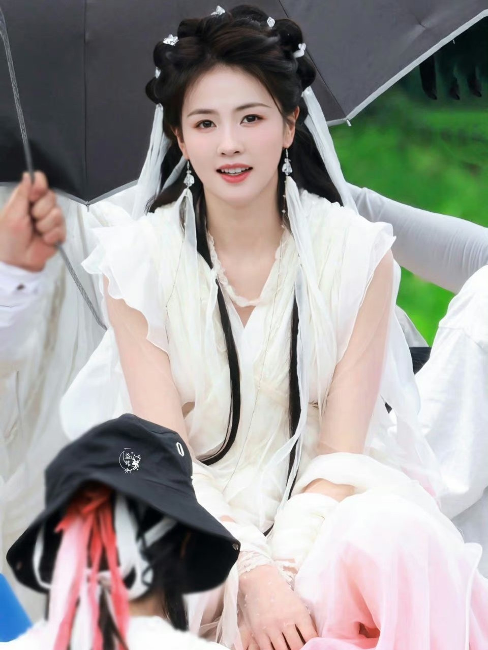 Bên cạnh đó, Bạch Lộc còn là nhân tố được biên kịch Vu Chính dốc sức lăng xê. Lâm Giang Tiên là dự án cổ trang tiên hiệp đầu tiên mà biên kịch Vu Chính thực hiện, anh dành vai nữ chính cho Bạch Lộc, đồng thời thay đổi gu thẩm mỹ, thiết kế những trang phục, cách trang điểm làm nổi bật ưu điểm của gà cưng. Bên cạnh đó, Bạch Lộc còn là nhân tố được biên kịch Vu Chính dốc sức lăng xê. Lâm Giang Tiên là dự án cổ trang tiên hiệp đầu tiên mà biên kịch Vu Chính thực hiện, anh dành vai nữ chính cho Bạch Lộc, đồng thời thay đổi gu thẩm mỹ, thiết kế những trang phục, cách trang điểm làm nổi bật ưu điểm của gà cưng.