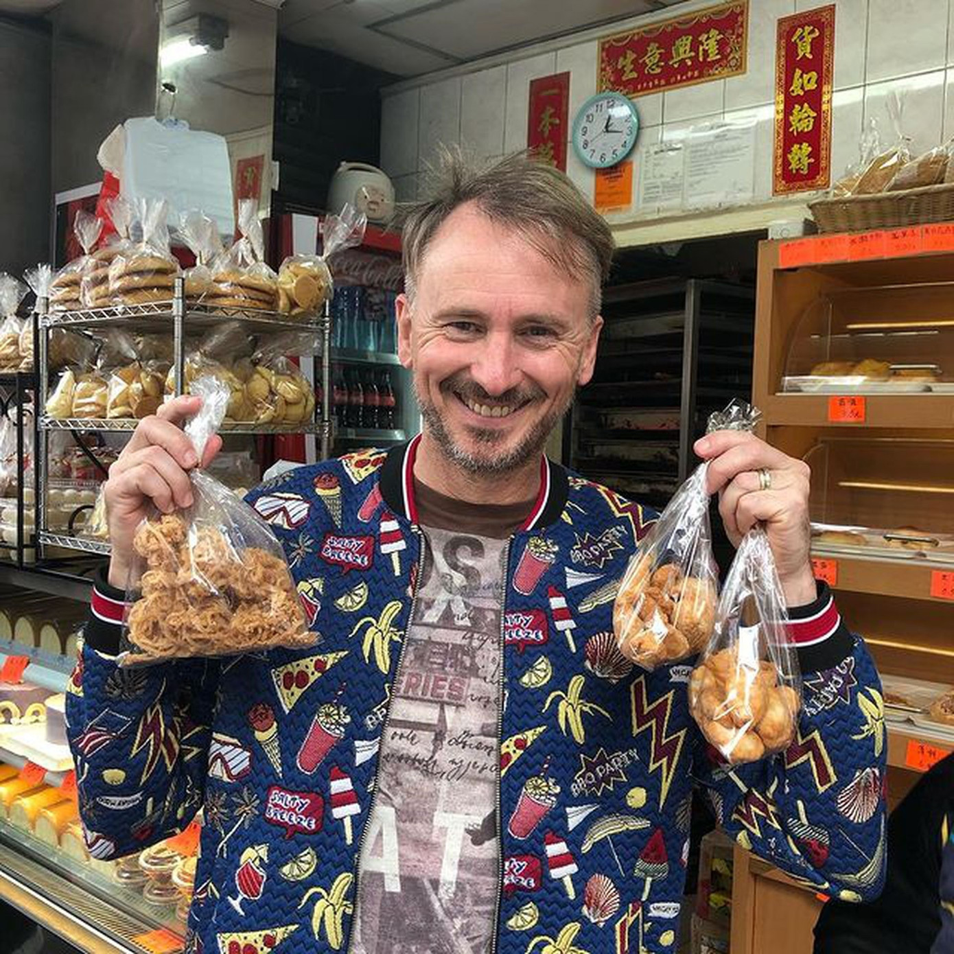 Hà Quốc Vinh bên bạn bè đồng nghiệp (trái) và vợ. Anh có tình yêu mãnh liệt với những chú cún.