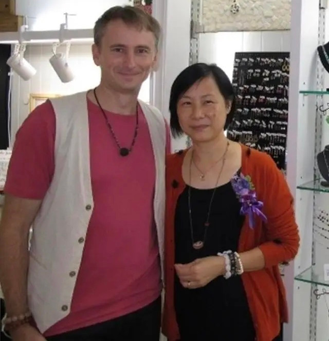 Hà Quốc Vinh bên bạn bè đồng nghiệp (trái) và vợ. Anh có tình yêu mãnh liệt với những chú cún.