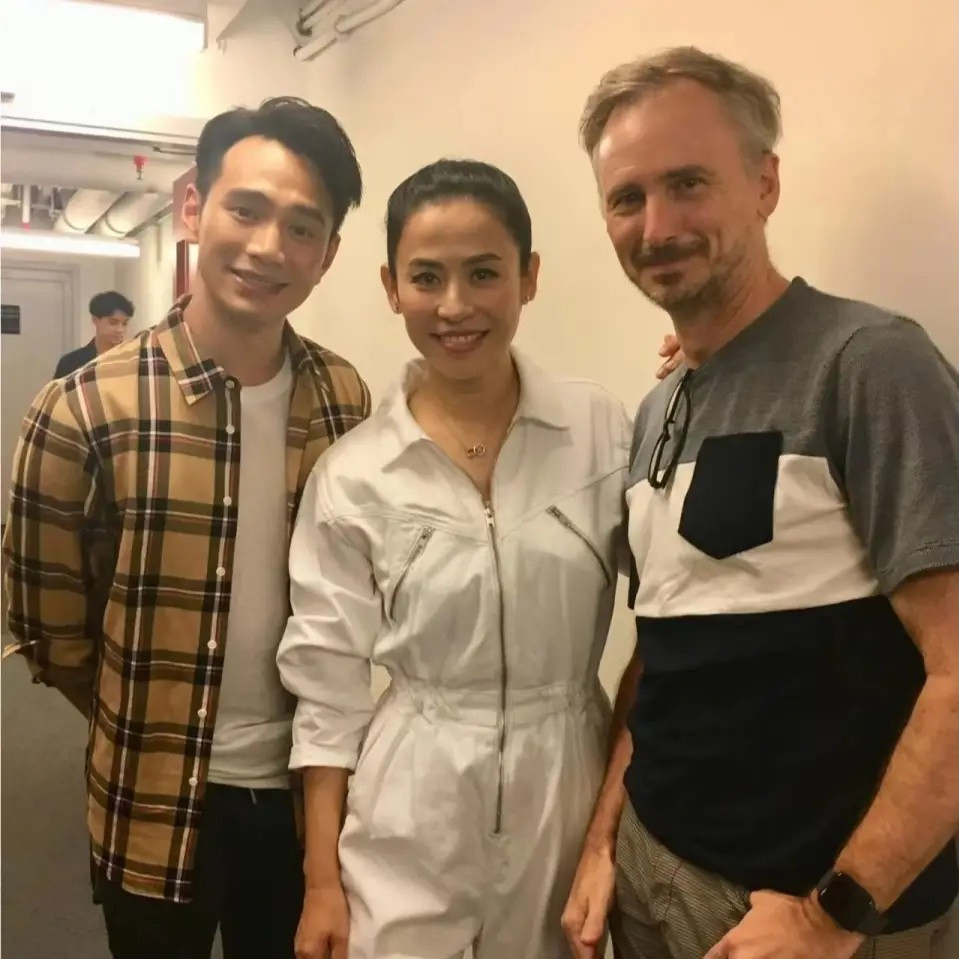 Hà Quốc Vinh bên bạn bè đồng nghiệp (trái) và vợ. Anh có tình yêu mãnh liệt với những chú cún.