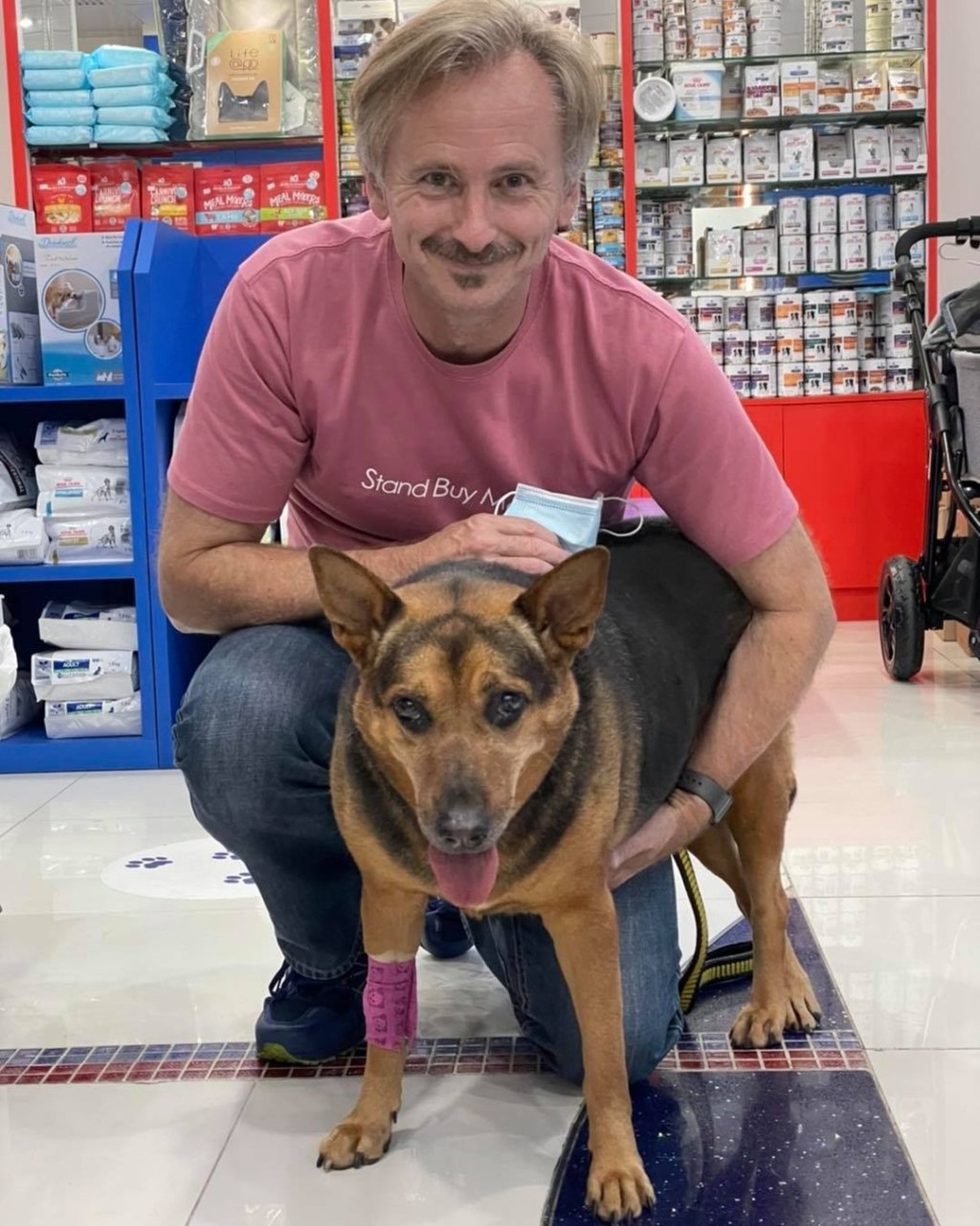 Hà Quốc Vinh bên bạn bè đồng nghiệp (trái) và vợ. Anh có tình yêu mãnh liệt với những chú cún.