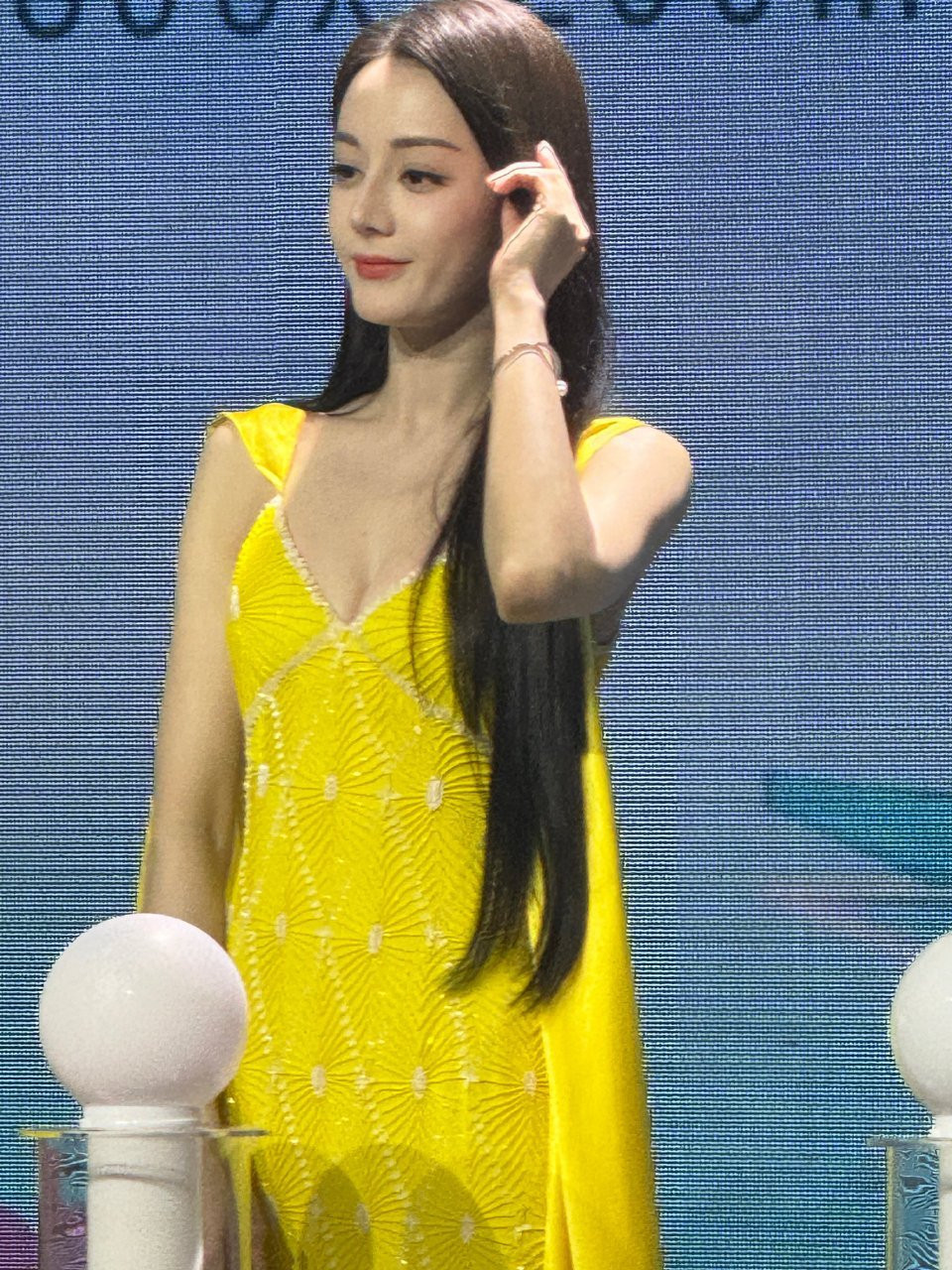 Bộ váy vàng với thiết kế kém thanh thoát, màu sẵn bị chê quê mùa khiến Địch Lệ Nhiệt Ba khó lòng tỏa sáng. Bộ váy vàng với thiết kế kém thanh thoát, màu sẵn bị chê quê mùa khiến Địch Lệ Nhiệt Ba khó lòng tỏa sáng.