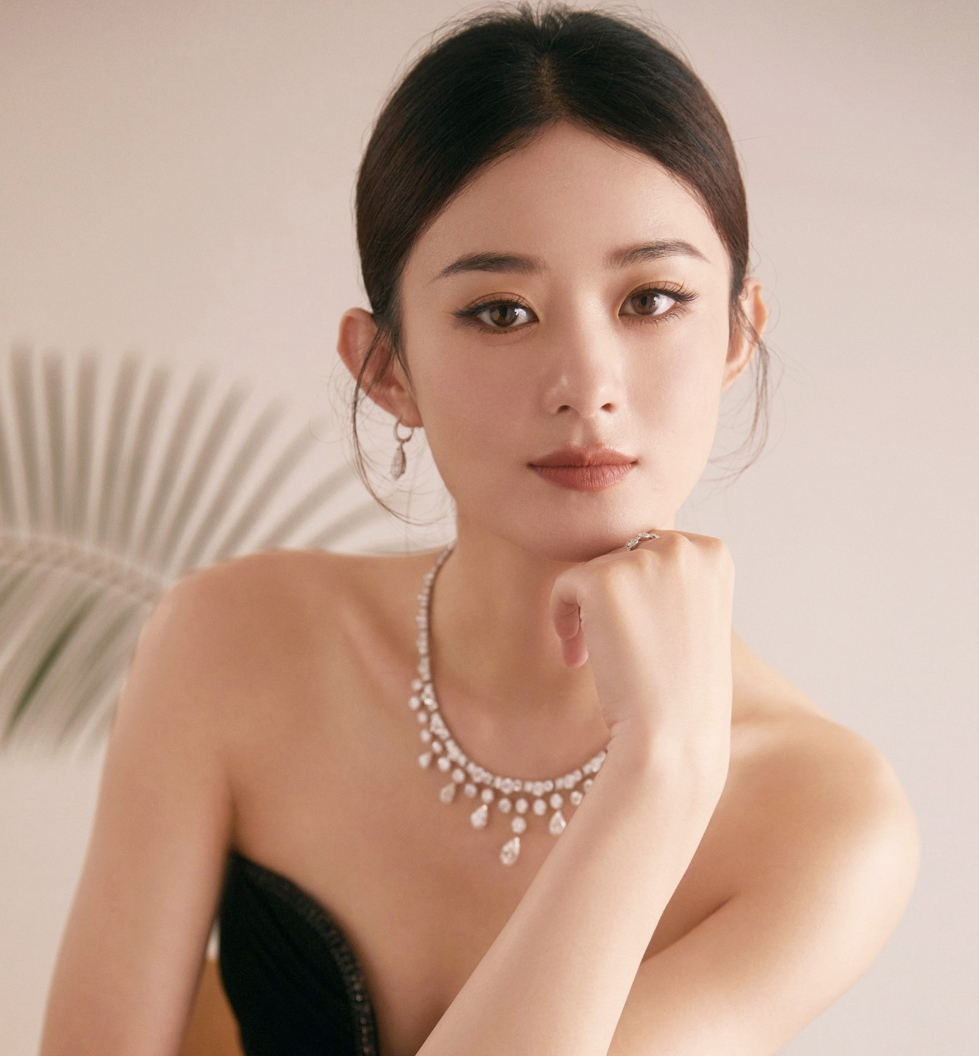 Triệu Lệ Dĩnh (trái) và Dương Tử gây chú ý khi được đề cử Thị hậu giải Bạch Ngọc Lan. Triệu Lệ Dĩnh (trái) và Dương Tử gây chú ý khi được đề cử Thị hậu giải Bạch Ngọc Lan.