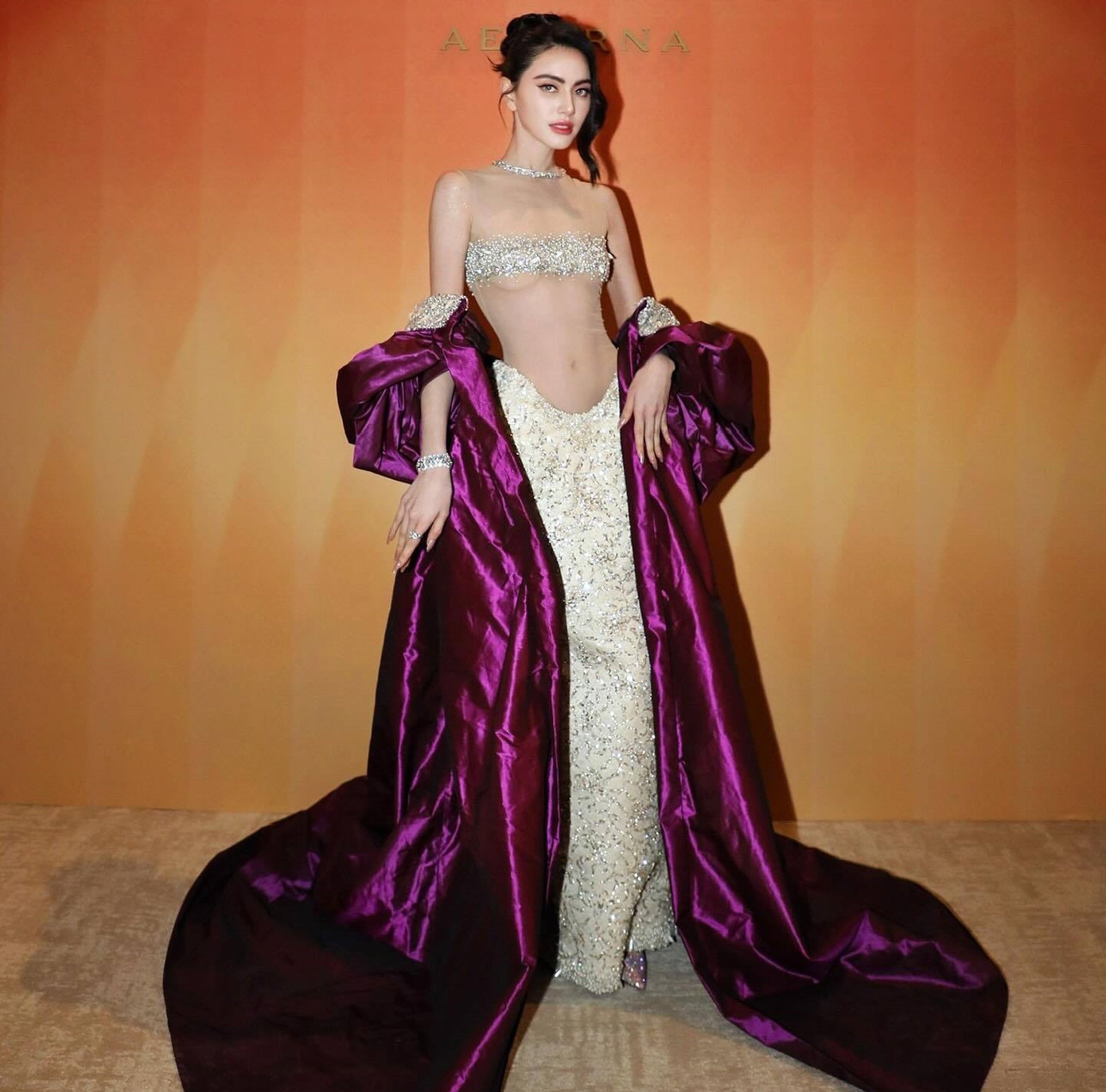 Mai Davika được đánh giá là ngôi sao có phong cách thời thượng, phá cách, gợi cảm nhưng không thô tục. Cô là người đại diện của nhiều thương hiệu thời trang quốc tế tại Thái Lan. Mai Davika cũng thuộc top 10 nữ diễn viên được trả cát-xê cao nhất xứ sở chùa vàng. Gần đây, Mai Davika tham gia show Tỷ tỷ đạp gió rẽ sóng 2024 tại Trung Quốc. Nữ diễn viên luôn xuất hiện với ngoại hình bắt mắt, nhận được sự yêu thích của khán giả xứ tỷ dân.