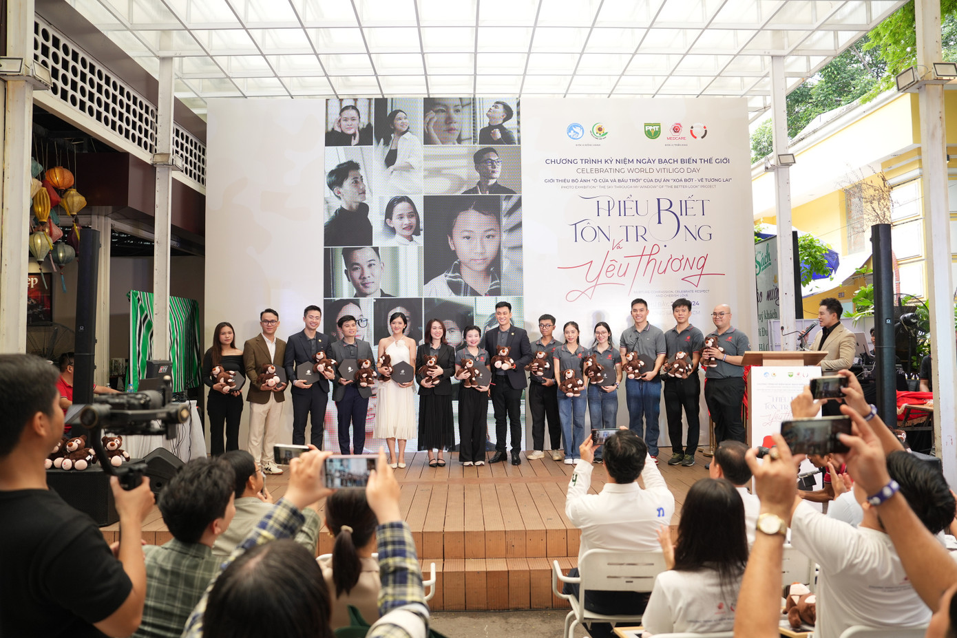 Các nhiếp ảnh gia đã thực hiện bộ ảnh Ô cửa và Bầu trời. Các nhiếp ảnh gia đã thực hiện bộ ảnh Ô cửa và Bầu trời.