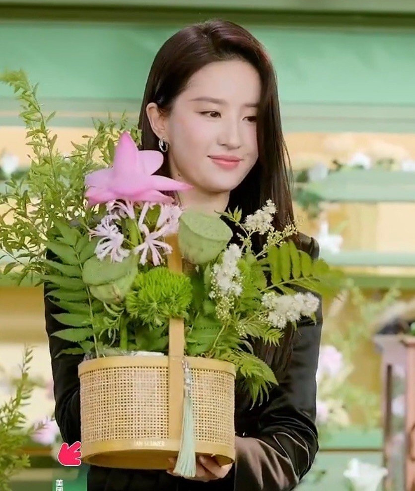 Hình ảnh của Lưu Diệc Phi trước và sau khi chỉnh sửa.