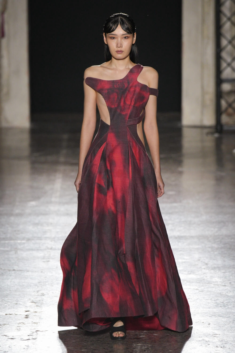 Bộ sưu tập của NTK sinh năm 2000 lấy cảm hứng từ tranh lụa của danh họa Nguyễn Phan Chánh và tạo hình gốm sứ, kết hợp giữa nghệ thuật cổ điển phương Đông và phương pháp tạo hình phương Tây. NTK Phan Đăng Hoàng mong muốn tái hiện nét dịu dàng, đằm thắm cùng phong thái cá tính, mạnh mẽ của phụ nữ Việt 100 năm về trước.