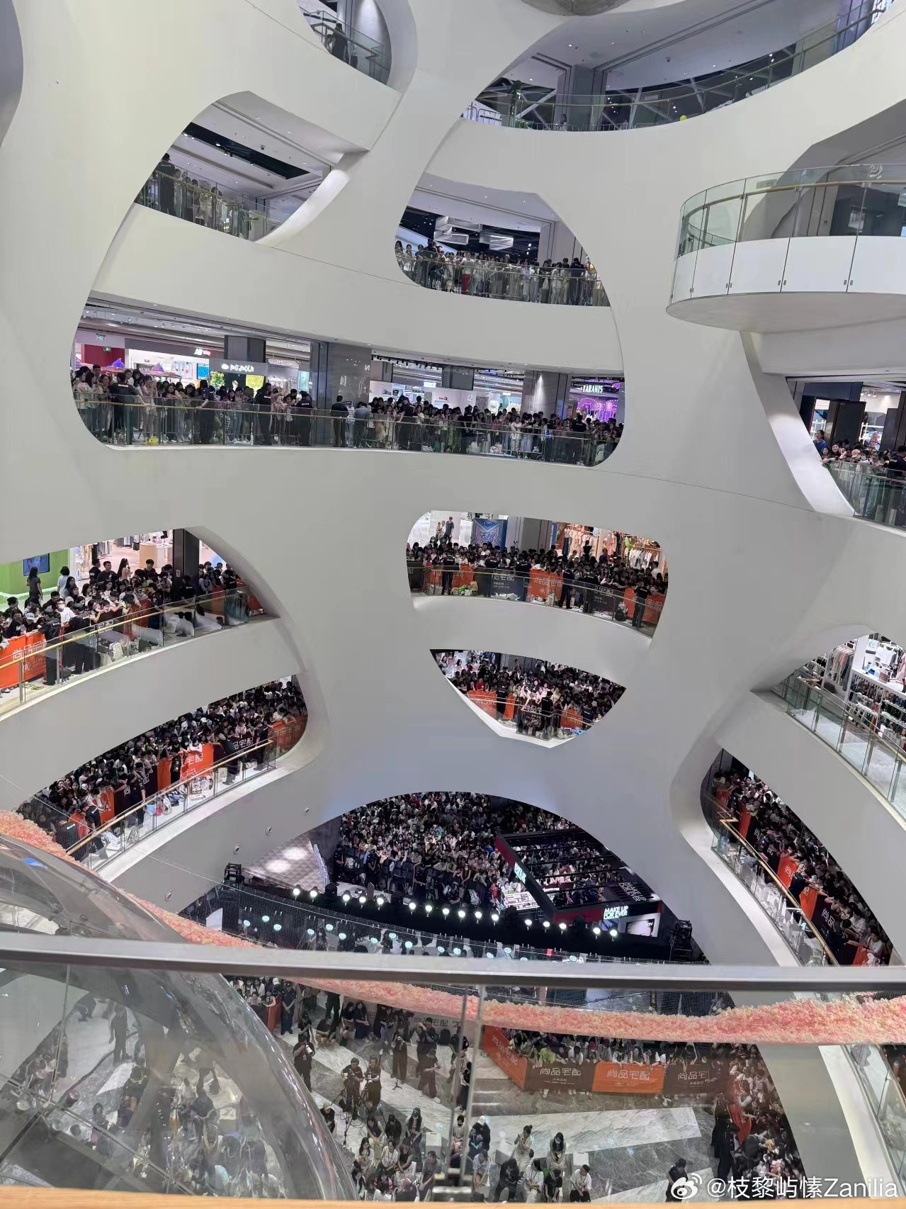 Theo Sina, Triệu Lệ Dĩnh có biệt danh mà fan đặt cho là "Triệu mãn lâu" để thể hiện sức hút của cô. Mỗi lần nữ diễn viên xuất hiện tại sự kiện công khai, các tầng lầu của trung tâm thương mại đều chật kín chỗ. Theo Sina, Triệu Lệ Dĩnh có biệt danh mà fan đặt cho là "Triệu mãn lâu" để thể hiện sức hút của cô. Mỗi lần nữ diễn viên xuất hiện tại sự kiện công khai, các tầng lầu của trung tâm thương mại đều chật kín chỗ.