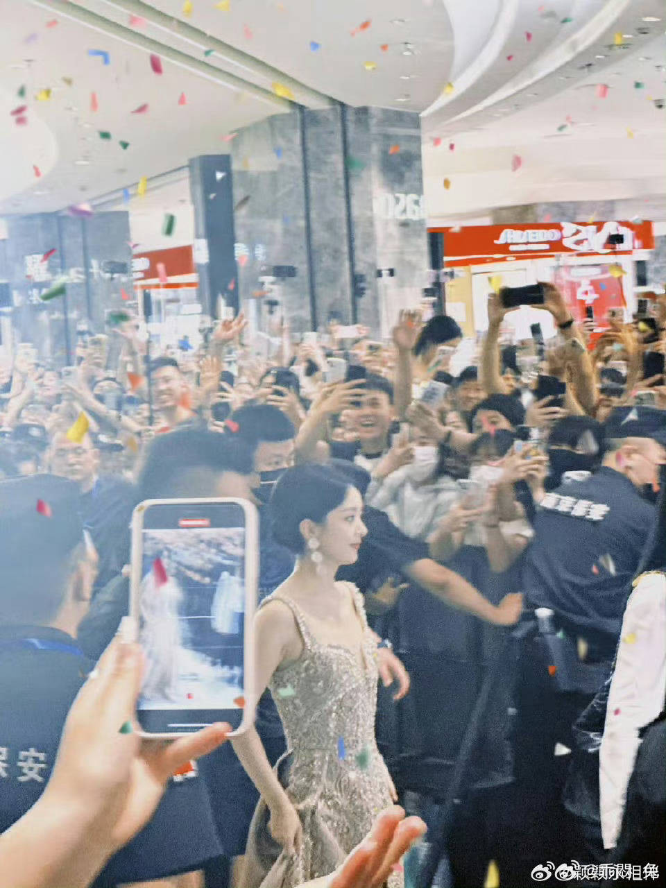 Theo Sina, Triệu Lệ Dĩnh có biệt danh mà fan đặt cho là "Triệu mãn lâu" để thể hiện sức hút của cô. Mỗi lần nữ diễn viên xuất hiện tại sự kiện công khai, các tầng lầu của trung tâm thương mại đều chật kín chỗ. Theo Sina, Triệu Lệ Dĩnh có biệt danh mà fan đặt cho là "Triệu mãn lâu" để thể hiện sức hút của cô. Mỗi lần nữ diễn viên xuất hiện tại sự kiện công khai, các tầng lầu của trung tâm thương mại đều chật kín chỗ.