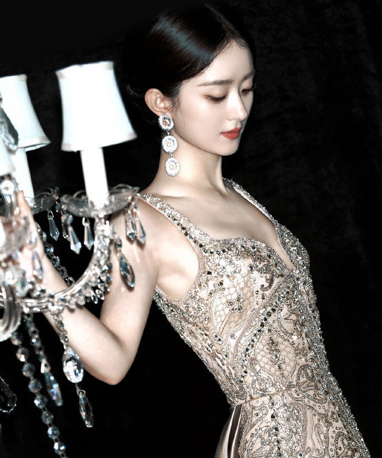 Sina đánh giá Triệu Lệ Dĩnh đang có bước đi khôn ngoan. Cô đã đạt nhiều thành công ở mảng truyền hình, nhưng khi bước qua tuổi 30, nữ diễn viên cần có những thành tựu mới ở mảng điện ảnh hay dòng phim chính kịch. Nếu mãi dậm chân ở phim thần tượng, Triệu Lệ Dĩnh sẽ sớm bị đào thải vì tuổi tác ngày một cao và phải đóng vai phụ như Trần Kiều Ân và nhiều sao nữ khác. Sina đánh giá Triệu Lệ Dĩnh đang có bước đi khôn ngoan. Cô đã đạt nhiều thành công ở mảng truyền hình, nhưng khi bước qua tuổi 30, nữ diễn viên cần có những thành tựu mới ở mảng điện ảnh hay dòng phim chính kịch. Nếu mãi dậm chân ở phim thần tượng, Triệu Lệ Dĩnh sẽ sớm bị đào thải vì tuổi tác ngày một cao và phải đóng vai phụ như Trần Kiều Ân và nhiều sao nữ khác.