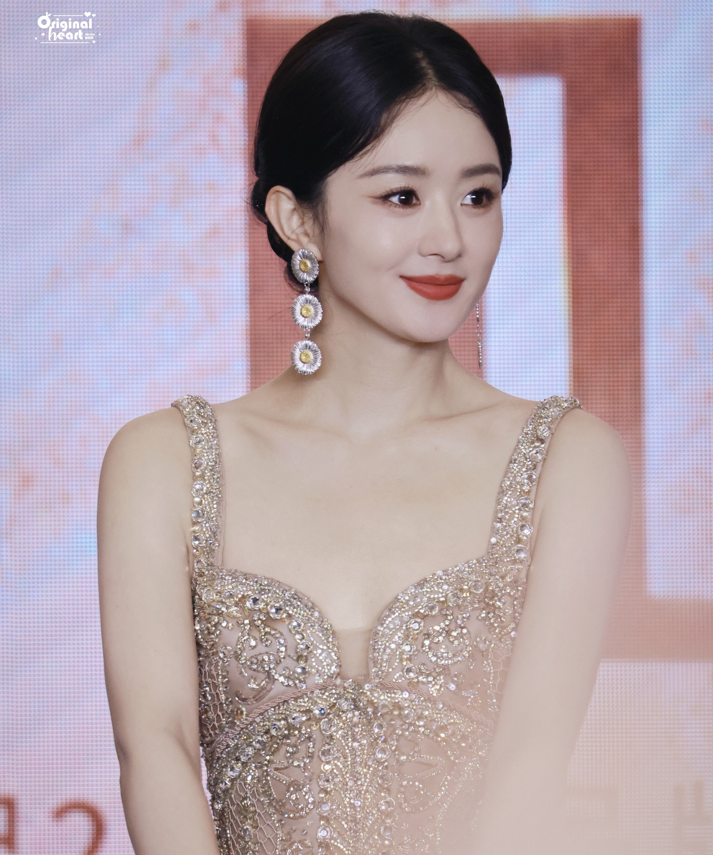 Ngày 13/7, Sina đưa tin Triệu Lệ Dĩnh có mặt tại Nam Kinh, Trung Quốc để tham dự sự kiện thương mại. Người hâm mộ nữ diễn viên đã xếp hàng từ 4h sáng đến 16h chiều mới được nhìn thấy Triệu Lệ Dĩnh. Tuy nhiên, dù vất vả họ không dám rời chỗ vì có quá đông người tới sự kiện. Nữ diễn viên xuất hiện lộng lẫy trong trang phục Haute Couture Xuân Hè 2024 của thương hiệu Elie Saab. Ngày 13/7, Sina đưa tin Triệu Lệ Dĩnh có mặt tại Nam Kinh, Trung Quốc để tham dự sự kiện thương mại. Người hâm mộ nữ diễn viên đã xếp hàng từ 4h sáng đến 16h chiều mới được nhìn thấy Triệu Lệ Dĩnh. Tuy nhiên, dù vất vả họ không dám rời chỗ vì có quá đông người tới sự kiện. Nữ diễn viên xuất hiện lộng lẫy trong trang phục Haute Couture Xuân Hè 2024 của thương hiệu Elie Saab.