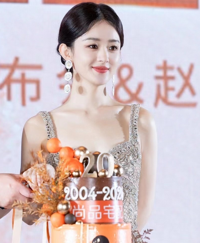 Triệu Lệ Dĩnh được gọi là nữ diễn viên quốc dân với độ nổi tiếng toàn quốc cao bậc nhất trong dàn nghệ sĩ. Nguyên nhân là trong hơn 10 năm hoạt động nghệ thuật, Triệu Lệ Dĩnh có nhiều tác phẩm hot, danh tiếng bùng nổ mà khán giả Trung Quốc nào cũng từng xem qua. Cô đã duy trì sự nổi tiếng của mình trong nhiều năm. Thậm chí, khi Triệu Lệ Dĩnh công bố kết hôn, mạng xã hội Weibo đã tê liệt vì số người truy cập cùng lúc quá nhiều. Triệu Lệ Dĩnh được gọi là nữ diễn viên quốc dân với độ nổi tiếng toàn quốc cao bậc nhất trong dàn nghệ sĩ. Nguyên nhân là trong hơn 10 năm hoạt động nghệ thuật, Triệu Lệ Dĩnh có nhiều tác phẩm hot, danh tiếng bùng nổ mà khán giả Trung Quốc nào cũng từng xem qua. Cô đã duy trì sự nổi tiếng của mình trong nhiều năm. Thậm chí, khi Triệu Lệ Dĩnh công bố kết hôn, mạng xã hội Weibo đã tê liệt vì số người truy cập cùng lúc quá nhiều.