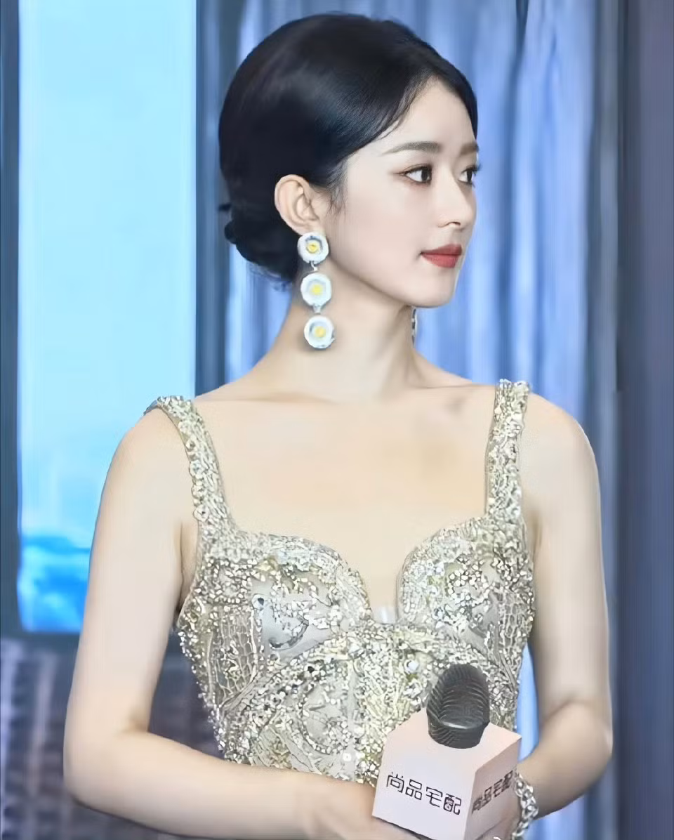 Ngày 13/7, Sina đưa tin Triệu Lệ Dĩnh có mặt tại Nam Kinh, Trung Quốc để tham dự sự kiện thương mại. Người hâm mộ nữ diễn viên đã xếp hàng từ 4h sáng đến 16h chiều mới được nhìn thấy Triệu Lệ Dĩnh. Tuy nhiên, dù vất vả họ không dám rời chỗ vì có quá đông người tới sự kiện. Nữ diễn viên xuất hiện lộng lẫy trong trang phục Haute Couture Xuân Hè 2024 của thương hiệu Elie Saab.