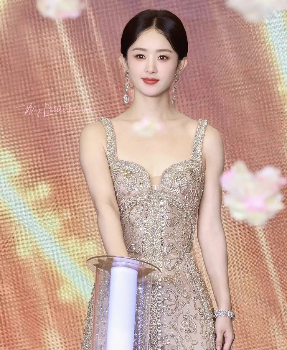 Với dự án cổ trang Dữ phượng hành, bên cạnh vai trò nữ chính, Triệu Lệ Dĩnh còn đảm nhiệm vai trò giám đốc sản xuất. Sự chăm chỉ, nỗ lực của Triệu Lệ Dĩnh truyền năng lượng tích cực tới mọi người. Với dự án cổ trang Dữ phượng hành, bên cạnh vai trò nữ chính, Triệu Lệ Dĩnh còn đảm nhiệm vai trò giám đốc sản xuất. Sự chăm chỉ, nỗ lực của Triệu Lệ Dĩnh truyền năng lượng tích cực tới mọi người.