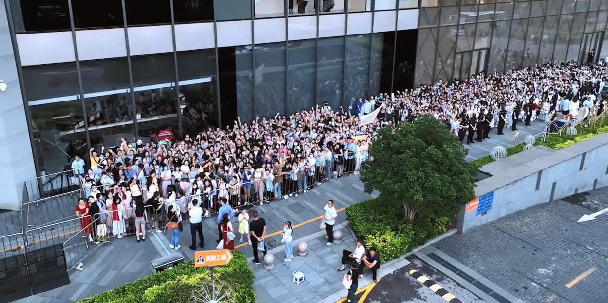 Một người hâm mộ chia sẻ: "Từ tầng 1 đến tầng 8, tầng nào cũng toàn người là người, mỗi tầng đều có hơn chục bảo vệ. Tôi muốn ngắm Triệu Lệ Dĩnh nên mang máy ảnh có chức năng thu phóng với công suất lớn đến để nhìn từ xa, tuy nhiên hiện tại không thấy góc nào của sân khấu hết". Ngoài ra, các từ khóa liên quan đến sự kiện của Triệu Lệ Dĩnh cũng xuất hiện trên bảng tìm kiếm nóng của Weibo với hàng trăm triệu lượt đọc. Một người hâm mộ chia sẻ: "Từ tầng 1 đến tầng 8, tầng nào cũng toàn người là người, mỗi tầng đều có hơn chục bảo vệ. Tôi muốn ngắm Triệu Lệ Dĩnh nên mang máy ảnh có chức năng thu phóng với công suất lớn đến để nhìn từ xa, tuy nhiên hiện tại không thấy góc nào của sân khấu hết". Ngoài ra, các từ khóa liên quan đến sự kiện của Triệu Lệ Dĩnh cũng xuất hiện trên bảng tìm kiếm nóng của Weibo với hàng trăm triệu lượt đọc.