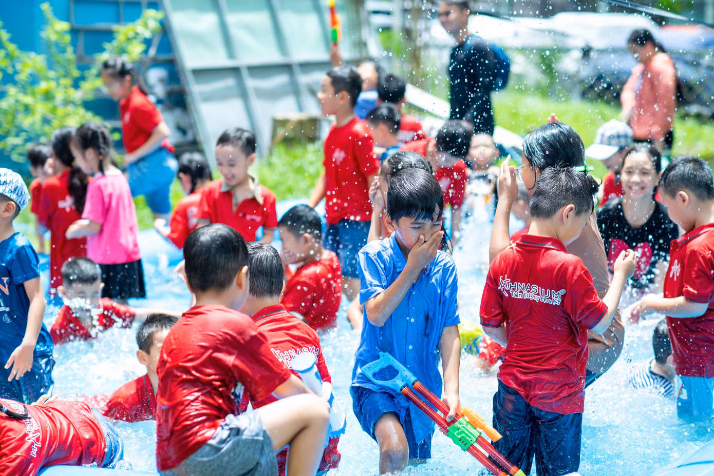Trẻ em được hòa mình trong làn nước mát với những trò chơi vui nhộn.