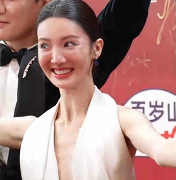 Kim Thần trong các hoạt động gần đây, gương mặt xô lệch vì phẫu thuật thẩm mỹ Kim Thần trong các hoạt động gần đây, gương mặt xô lệch vì phẫu thuật thẩm mỹ