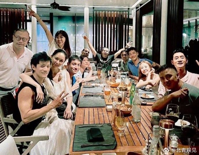 Trần Kiều Ân đăng ảnh ngồi trong lòng chồng, trò chuyện với bạn bè. Hôn lễ có sự tham gia của một số người bạn như Triệu Tiểu Kiều, Lại Vi Như, Minh Đạo, Trịnh Nguyên Sướng, Tạ Na, Trần Chính Phi.. Trần Kiều Ân đăng ảnh ngồi trong lòng chồng, trò chuyện với bạn bè. Hôn lễ có sự tham gia của một số người bạn như Triệu Tiểu Kiều, Lại Vi Như, Minh Đạo, Trịnh Nguyên Sướng, Tạ Na, Trần Chính Phi..