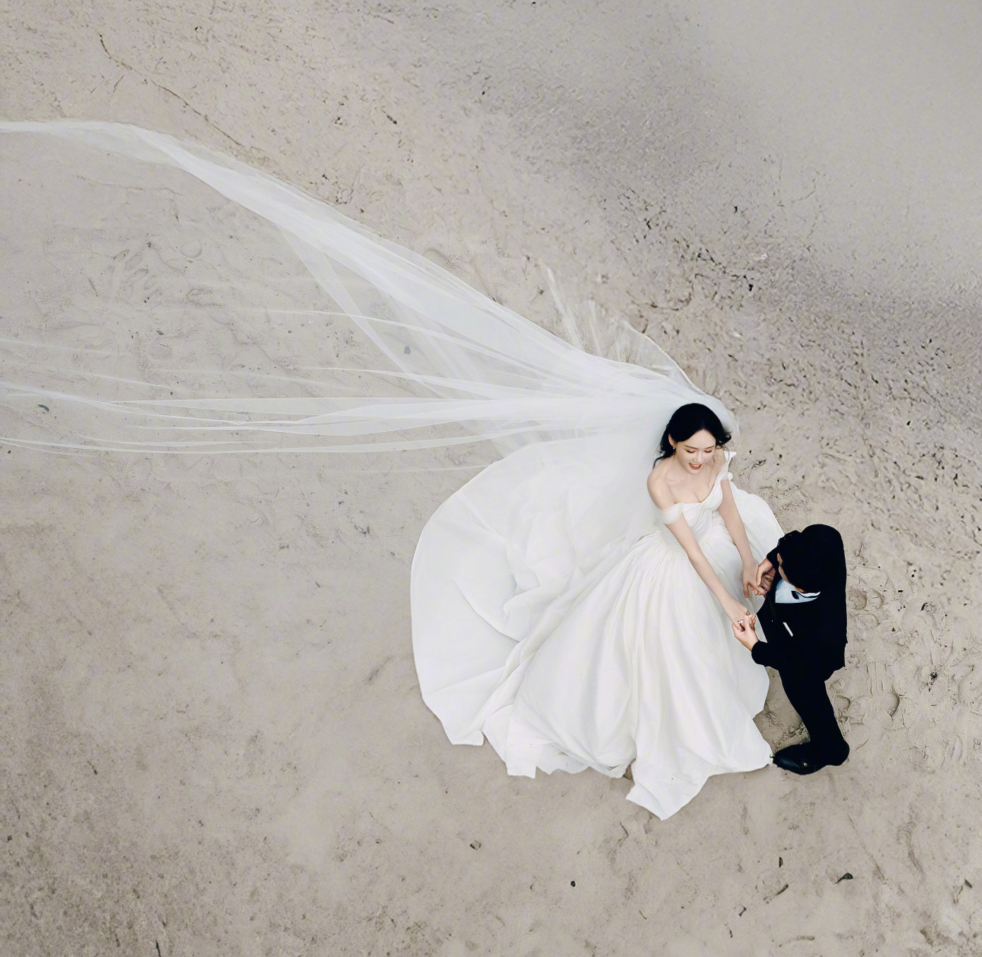 Yêu nhau ba năm, vượt qua nhiều tin đồn thất thiệt và thị phi, Trần Kiều Ân và Alan cuối cùng cũng đi đến cái kết viên mãn vào tháng 3/2022. Trần Kiều Ân chia sẻ chính cha chồng là người giục cô mau chóng đi đăng ký kết hôn. Hồi tháng 7, Trần Kiều Ân và chồng tung bộ ảnh cưới ngọt ngào và cho biết họ sắp tổ chức hôn lễ. Yêu nhau ba năm, vượt qua nhiều tin đồn thất thiệt và thị phi, Trần Kiều Ân và Alan cuối cùng cũng đi đến cái kết viên mãn vào tháng 3/2022. Trần Kiều Ân chia sẻ chính cha chồng là người giục cô mau chóng đi đăng ký kết hôn. Hồi tháng 7, Trần Kiều Ân và chồng tung bộ ảnh cưới ngọt ngào và cho biết họ sắp tổ chức hôn lễ.