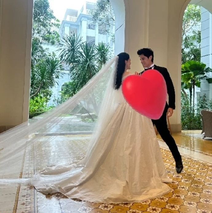 Cặp đôi khiêu vũ trong hôn lễ. Cặp đôi khiêu vũ trong hôn lễ.