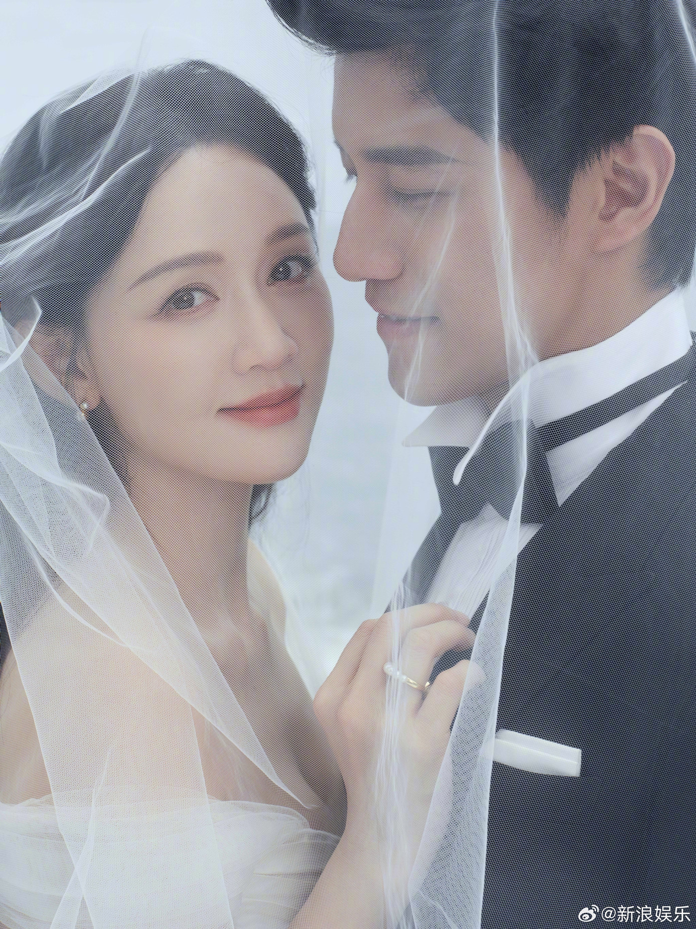 Nhưng cả Trần Kiều Ân và Alan đều rất vun vén cho mối tình này. Nữ diễn viên giảm bớt công việc để ở bên chồng. Alan cũng hết lòng chăm sóc cô. Anh thường tới phim trường thăm Trần Kiều Ân, đưa cô đi du lịch. Đặc biệt, Trần Kiều Ân tự hào khoe việc chồng và gia đình chồng không thúc ép việc cô phải có con khi đã lớn tuổi. Nữ diễn viên tận hưởng cuộc sống hiện tại viên mãn của mình. "Tôi năm nay đã 45 tuổi rồi. Tôi thích cuộc sống hiện tại. Tôi yêu bản thân mình và có quyền quyết định với thể xác, tinh thần của mình", nữ diễn viên nói. Ông xã cũng là người phát hiện ra Trần Kiều Ân có bệnh về đường hô hấp dễ dẫn tới đột tử và đưa nữ diễn viên đi điều trị. Nhưng cả Trần Kiều Ân và Alan đều rất vun vén cho mối tình này. Nữ diễn viên giảm bớt công việc để ở bên chồng. Alan cũng hết lòng chăm sóc cô. Anh thường tới phim trường thăm Trần Kiều Ân, đưa cô đi du lịch. Đặc biệt, Trần Kiều Ân tự hào khoe việc chồng và gia đình chồng không thúc ép việc cô phải có con khi đã lớn tuổi. Nữ diễn viên tận hưởng cuộc sống hiện tại viên mãn của mình. "Tôi năm nay đã 45 tuổi rồi. Tôi thích cuộc sống hiện tại. Tôi yêu bản thân mình và có quyền quyết định với thể xác, tinh thần của mình", nữ diễn viên nói. Ông xã cũng là người phát hiện ra Trần Kiều Ân có bệnh về đường hô hấp dễ dẫn tới đột tử và đưa nữ diễn viên đi điều trị.