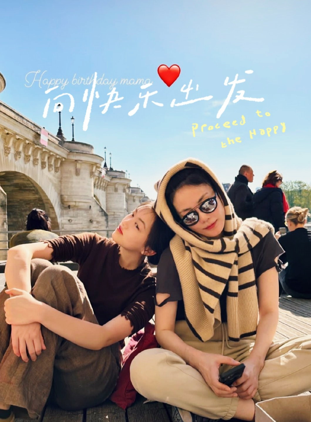 Hình ảnh Vương Phi và con gái Lý Yên du lịch tại Pháp. Lý Yên có tính cách, khí chất giống mẹ. Hình ảnh Vương Phi và con gái Lý Yên du lịch tại Pháp. Lý Yên có tính cách, khí chất giống mẹ.