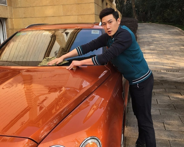 Vợ chồng Lục Nghị bên những chiếc siêu xe mà họ sở hữu. Vợ chồng Lục Nghị bên những chiếc siêu xe mà họ sở hữu.