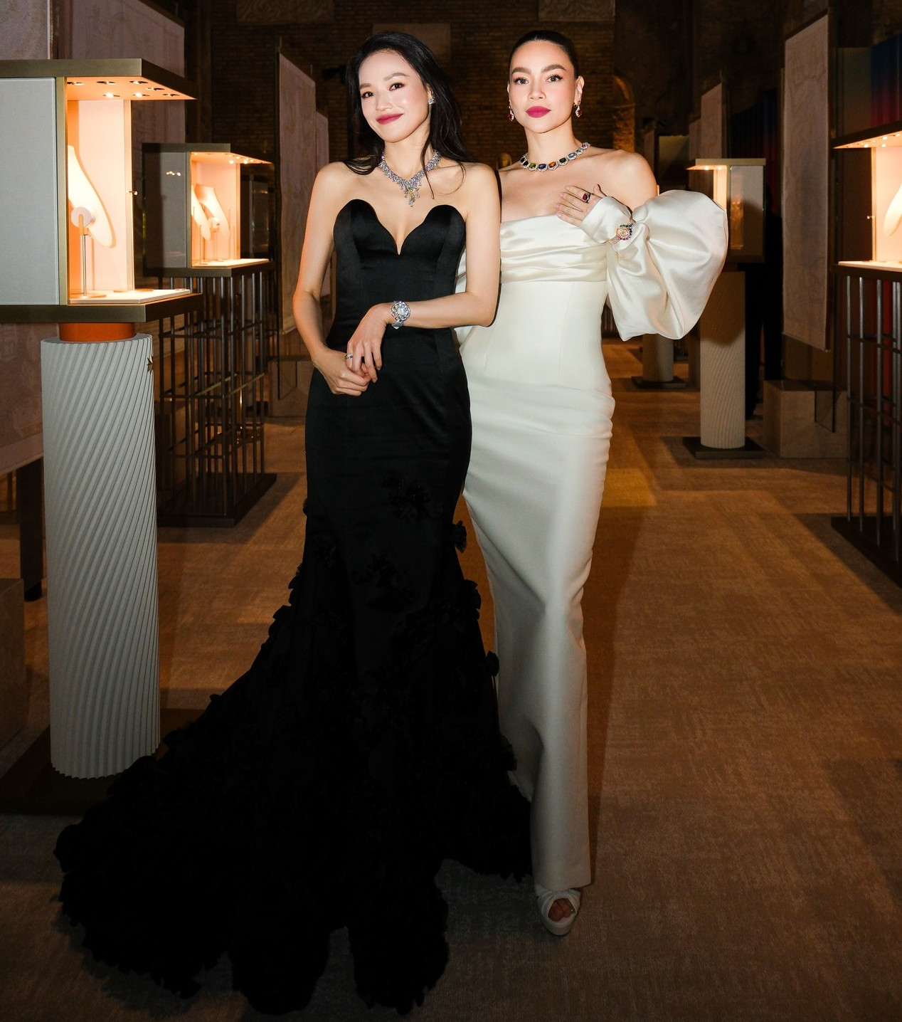 Hồ Ngọc Hà là nghệ sĩ đầu tiên của Việt Nam có danh phận với thương hiệu thời trang cao cấp. Dù chỉ là bạn thân thương hiệu, đây cũng là minh chứng cho sức ảnh hưởng của nữ ca sĩ, đồng thời là sự công nhận của các nhãn hàng quốc tế với khí chất, ngoại hình của Hồ Ngọc Hà.