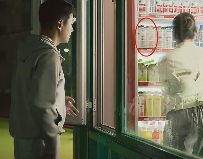 Khi hai nhân vật Hoàng Chấn Hoa và Tô Canh Sinh đi mua nước, chai nước nổi bật trong tủ kính thực ra được sản xuất từ năm 2021. Những chi tiết nhỏ này rất dễ bị khán giả nhận ra. Khi hai nhân vật Hoàng Chấn Hoa và Tô Canh Sinh đi mua nước, chai nước nổi bật trong tủ kính thực ra được sản xuất từ năm 2021. Những chi tiết nhỏ này rất dễ bị khán giả nhận ra.