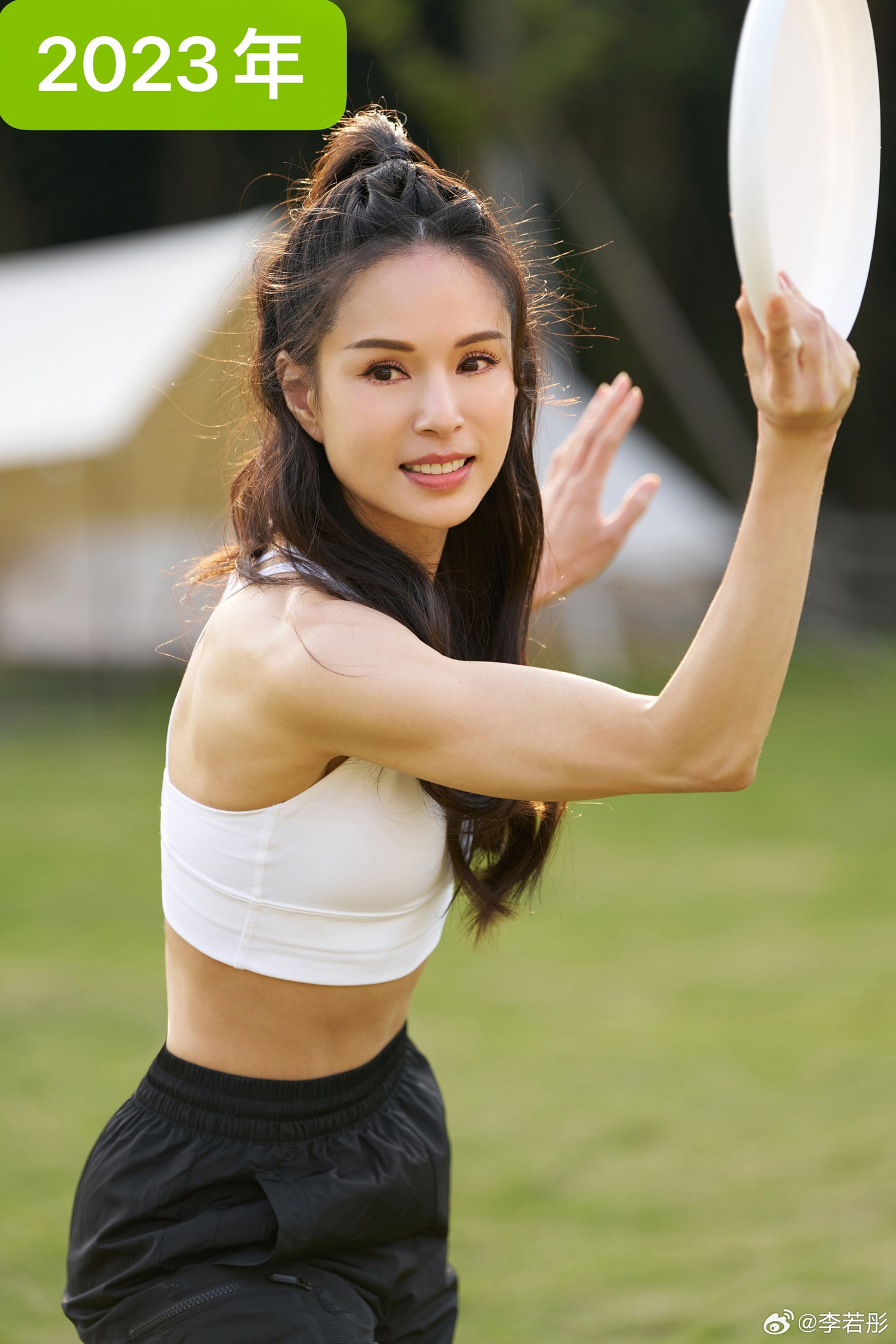 Lý Nhược Đồng tự tin khoe sắc vóc không đổi sau 11 năm chăm chỉ tập thể thao. Lý Nhược Đồng tự tin khoe sắc vóc không đổi sau 11 năm chăm chỉ tập thể thao.