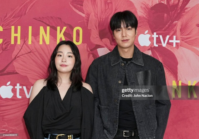 Lee Min Ho và bạn diễn Kim Min Ha trong buổi giới thiệu phim Pachinko phần 2. Lee Min Ho và bạn diễn Kim Min Ha trong buổi giới thiệu phim Pachinko phần 2.