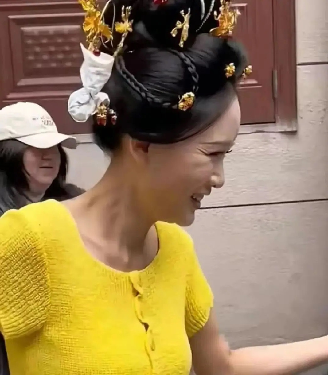 Mới đây, Trần Kiều Ân lộ hình ảnh làn da kém săn sắc, nhiều vết chân chim nơi khóe mắt trên phim trường Sơn hà chẩm. Loạt ảnh chân thực này khiến khán giả bất ngờ vì Trần Kiều Ân được mệnh danh là &quot;nữ thần không tuổi&quot; trong giới giải trí. Những bức ảnh trẻ trung mà cô đăng tải trên mạng khiến khán giả dường như quên mất nàng Đông Phương Bất Bại đã bước sang tuổi 45. Song, hình ảnh mới đã khiến nhiều người vỡ mộng.