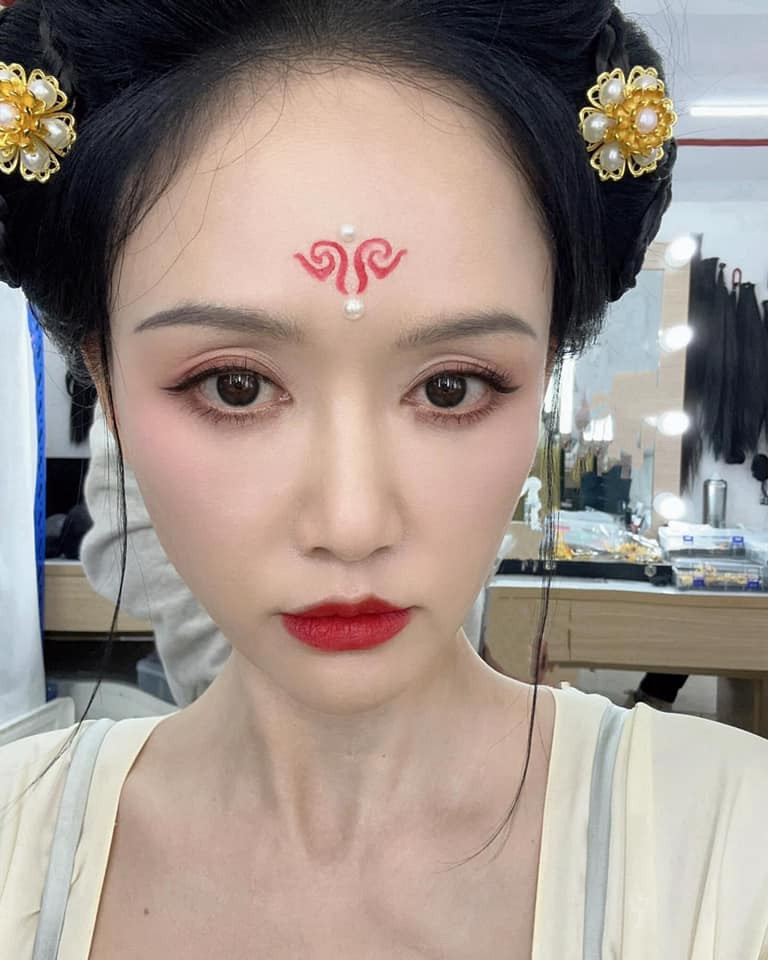 Nữ diễn viên níu kéo thanh xuân bằng loạt ảnh đã qua app làm đẹp.