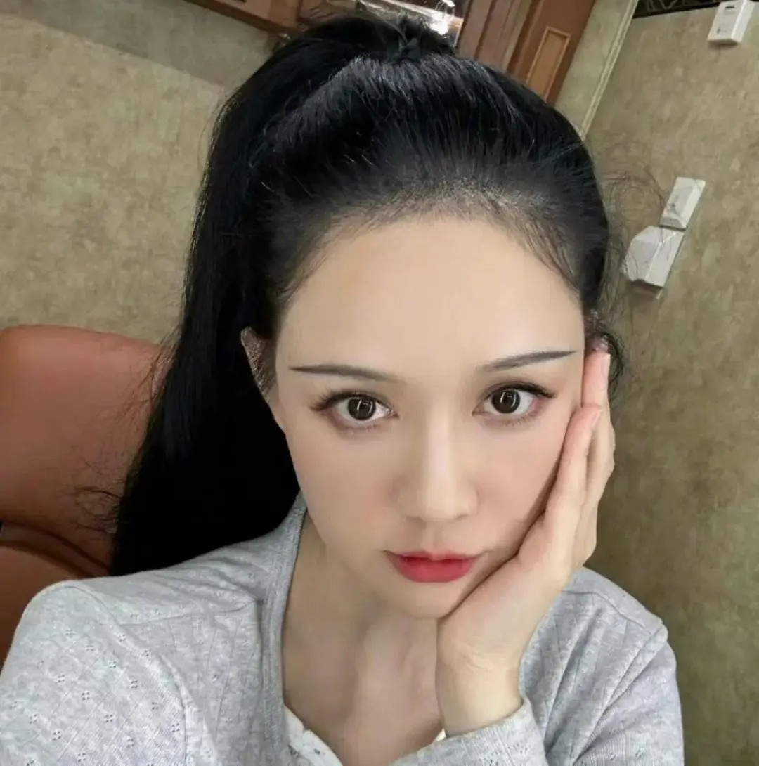 Ngày 15/5, QQ bình luận khi công nghệ làm đẹp ngày càng phát triển, các app chỉnh sửa nhan sắc xuất hiện nhan nhản là lúc giới giải trí Hoa ngữ rơi vào thời kỳ thật giả lẫn lộn, không rõ đâu mới là gương mặt thật của các ngôi sao.