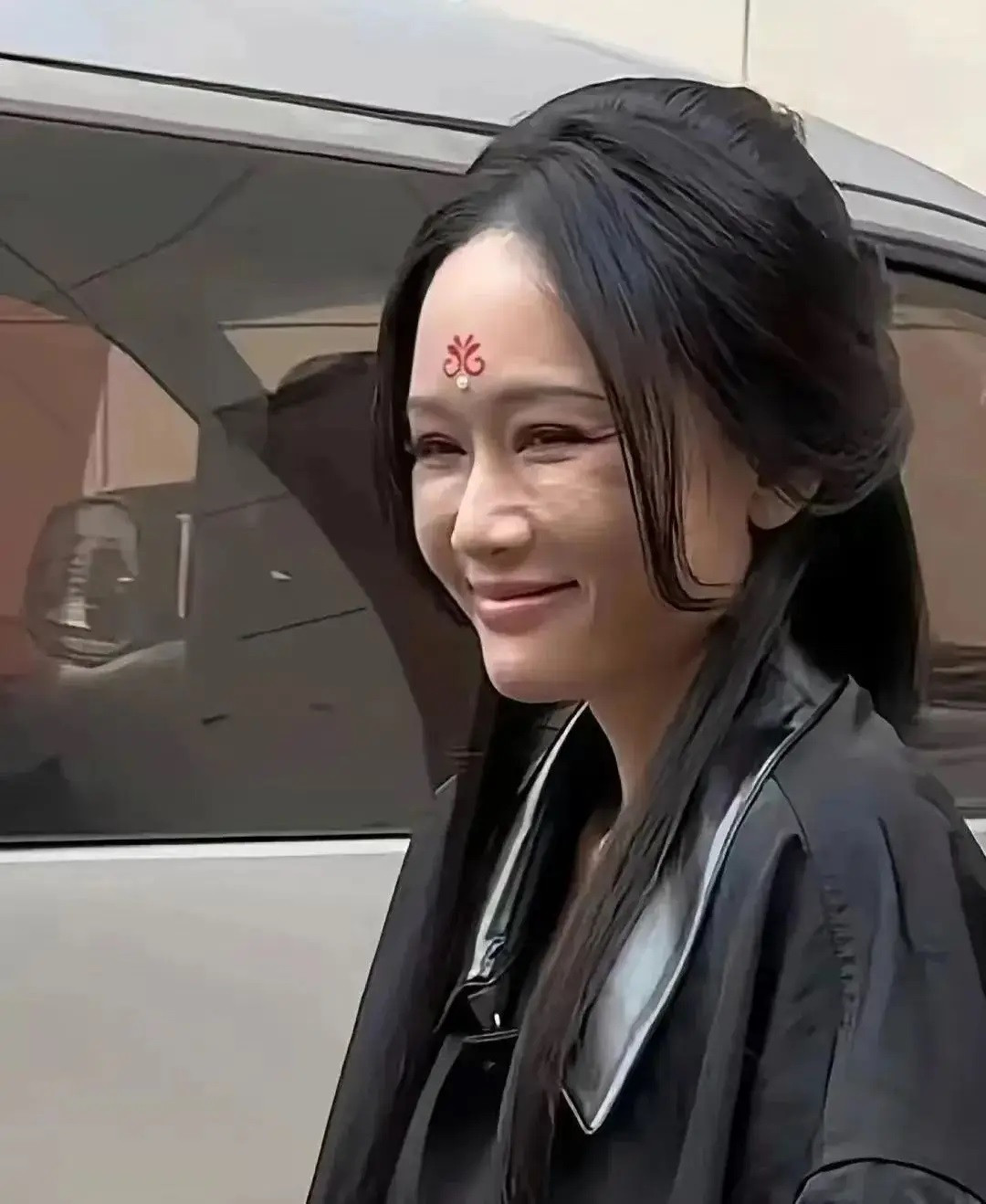 Mới đây, Trần Kiều Ân lộ hình ảnh làn da kém săn sắc, nhiều vết chân chim nơi khóe mắt trên phim trường Sơn hà chẩm. Loạt ảnh chân thực này khiến khán giả bất ngờ vì Trần Kiều Ân được mệnh danh là &quot;nữ thần không tuổi&quot; trong giới giải trí. Những bức ảnh trẻ trung mà cô đăng tải trên mạng khiến khán giả dường như quên mất nàng Đông Phương Bất Bại đã bước sang tuổi 45. Song, hình ảnh mới đã khiến nhiều người vỡ mộng.