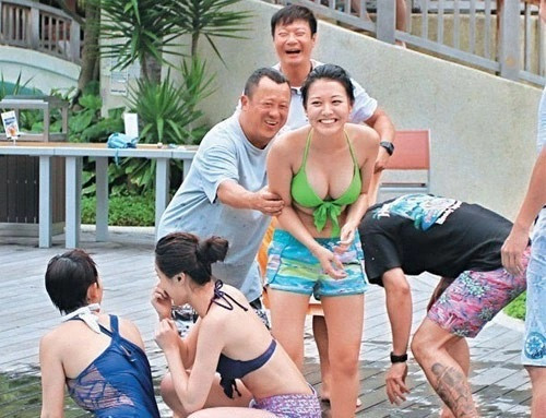 Tăng Chí Vỹ thường xuyên tổ chức các bữa tiệc với sự tham gia của hàng chục cô gái đẹp.