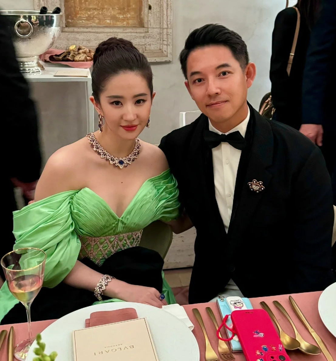 Tuy nhiên, ưu điểm của Lưu Diệc Phi là làn da trắng sáng, chiều cao 1,7 m nổi bật và thần thái tự tin. Cô giao tiếp thoải mái với các khách mời, thể hiện đẳng cấp của một ngôi sao quốc tế. Trong ảnh, Lưu Diệc Phi giao lưu với nữ diễn viên Ấn Độ Priyanka Chopra và ông Tôn Tái Tái - Chủ tịch Marie Claire kiêm quản lý Marie Claire House.