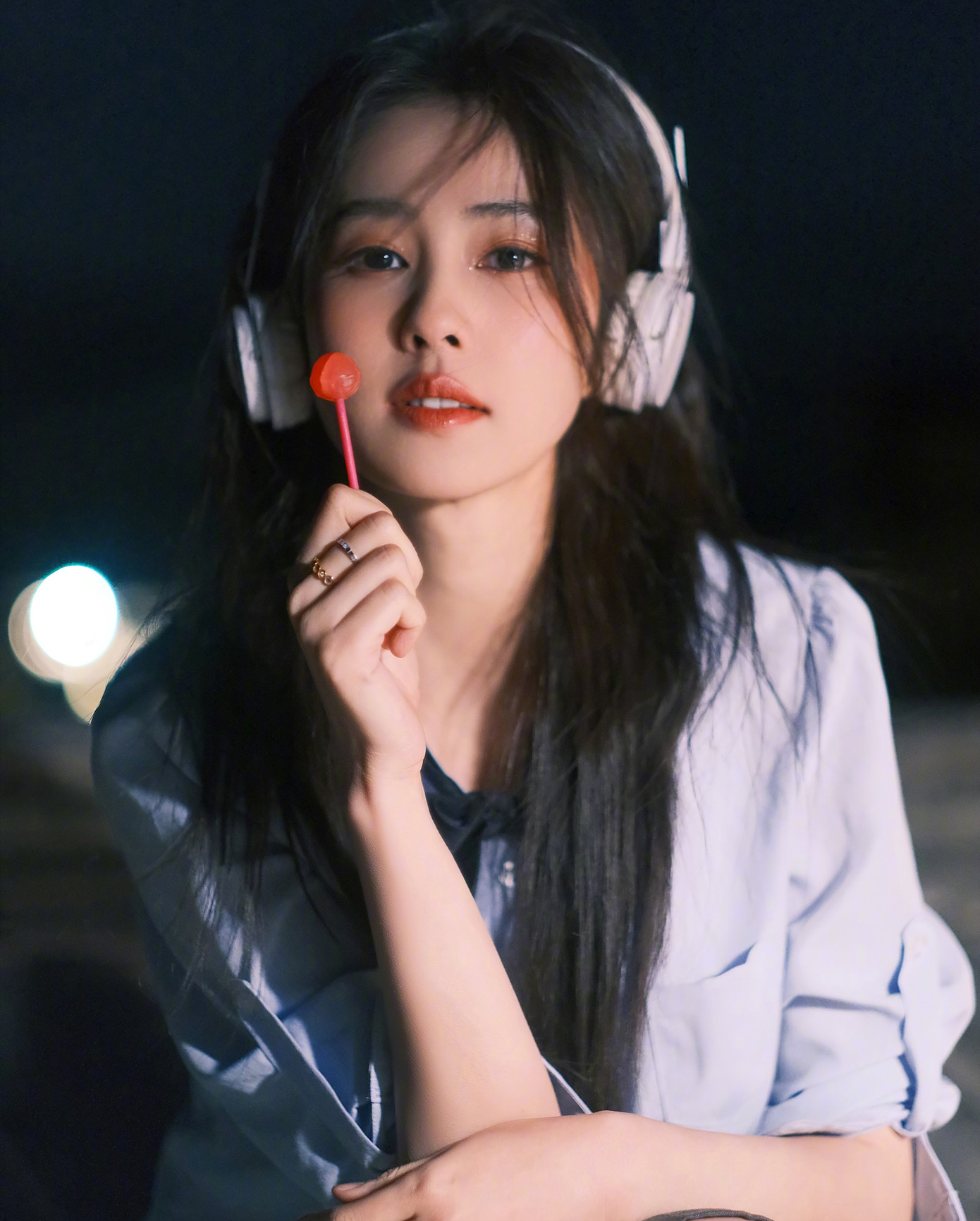 Tuy nhiên, Bạch Lộc cũng có những hạn chế nhất định trong diễn xuất. Cô bị đánh giá là ngày càng rập khuôn biểu cảm, diễn xuất một màu. Cảnh khóc của Bạch Lộc thường dùng sức nhiều, há miệng lớn gào khóc. Bên cạnh đó, nữ diễn viên có nhiều động tác thừa, mới chỉ thể hiện được bề mặt ngoài của cảm xúc, chưa xây dựng được nhân vật có chiều sâu. Những hạn chế này khiến Bạch Lộc chỉ phù hợp với dòng phim ngôn tình thần tượng, khó lấn sân sang chính kịch. Tuy nhiên, Bạch Lộc cũng có những hạn chế nhất định trong diễn xuất. Cô bị đánh giá là ngày càng rập khuôn biểu cảm, diễn xuất một màu. Cảnh khóc của Bạch Lộc thường dùng sức nhiều, há miệng lớn gào khóc. Bên cạnh đó, nữ diễn viên có nhiều động tác thừa, mới chỉ thể hiện được bề mặt ngoài của cảm xúc, chưa xây dựng được nhân vật có chiều sâu. Những hạn chế này khiến Bạch Lộc chỉ phù hợp với dòng phim ngôn tình thần tượng, khó lấn sân sang chính kịch.