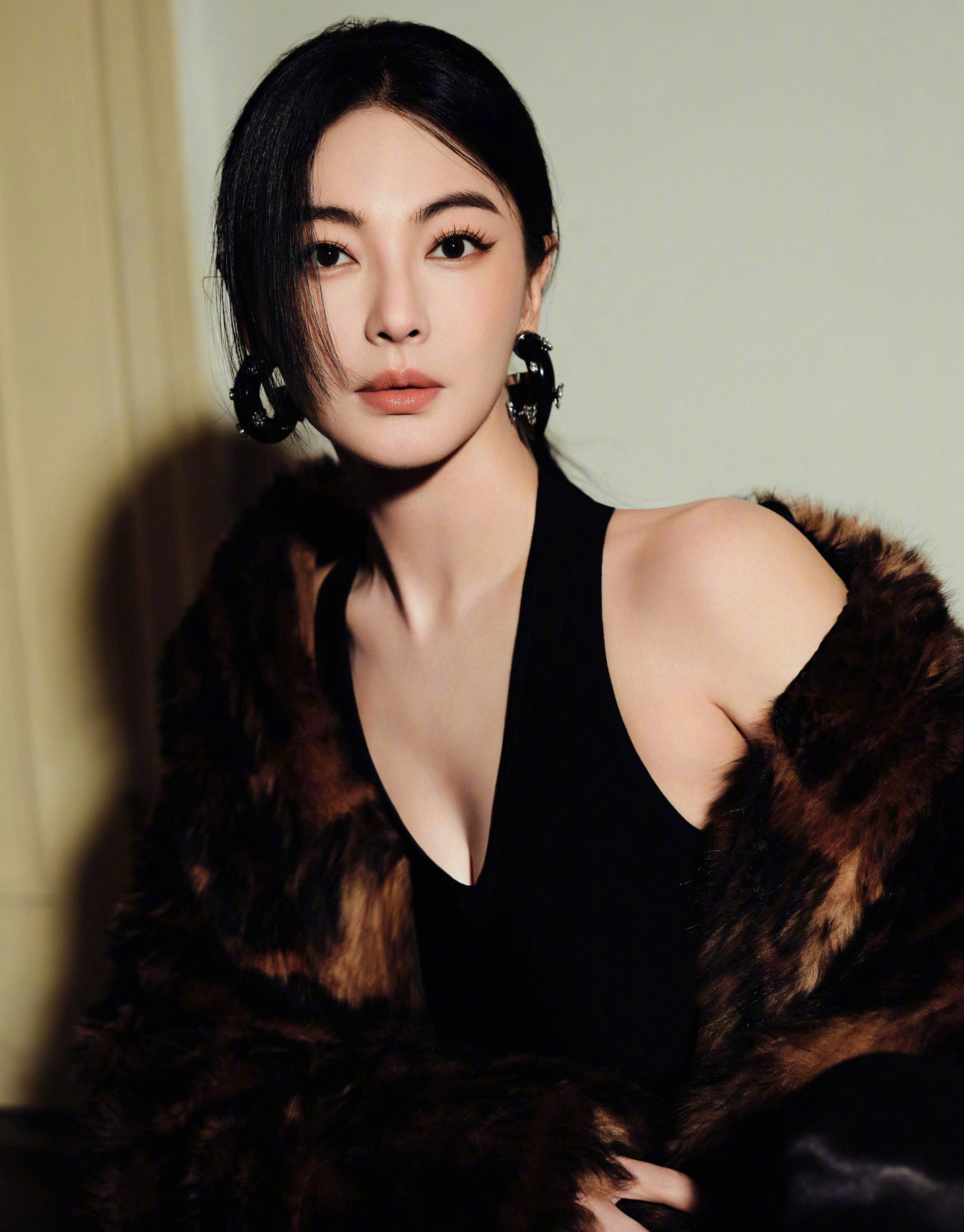 Bên cạnh đó, đạo diễn Vương Tinh bị chỉ trích là "đạo diễn rác phẩm" vì liên tiếp sản xuất ra những bộ phim có chất lượng thấp. Năm 2022, Vương Tinh đã cải biên Ỷ Thiên Đồ Long ký thành hai phần khác nhau, mời dàn sao nổi danh của Hong Kong tham diễn, để Lâm Phong thể hiện vai nam chính Trương Vô Kỵ. Tuy nhiên, cả hai phần phim đều thất bại thảm hại vì nội dung kém chất lượng, kỹ xảo nghèo nàn. Bên cạnh đó, các nhân vật chính như Trương Vô Kỵ, Triệu Mẫn... đều bị nhận xét đã chọn sai diễn viên cả về ngoại hình lẫn tuổi tác.