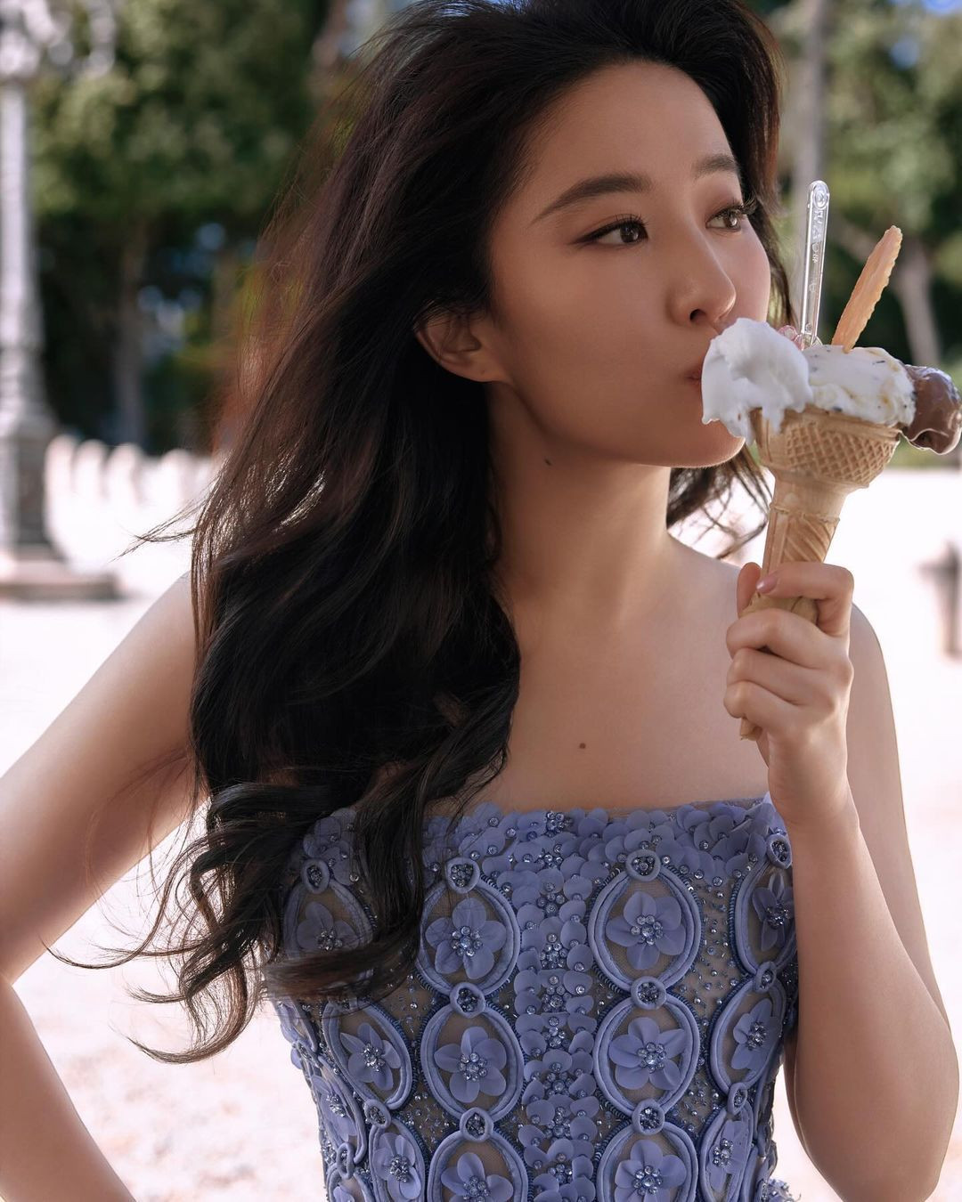 Sai lầm khác của Lưu Diệc Phi trong sự kiện ngày 21/5 là trang điểm đậm và búi tóc gọn sau đầu. Cách làm tóc này khiến nữ diễn viên già dặn hơn. Tuy nhiên, trong sự kiện mới, nữ diễn viên đã có những thay đổi. Sai lầm khác của Lưu Diệc Phi trong sự kiện ngày 21/5 là trang điểm đậm và búi tóc gọn sau đầu. Cách làm tóc này khiến nữ diễn viên già dặn hơn. Tuy nhiên, trong sự kiện mới, nữ diễn viên đã có những thay đổi.