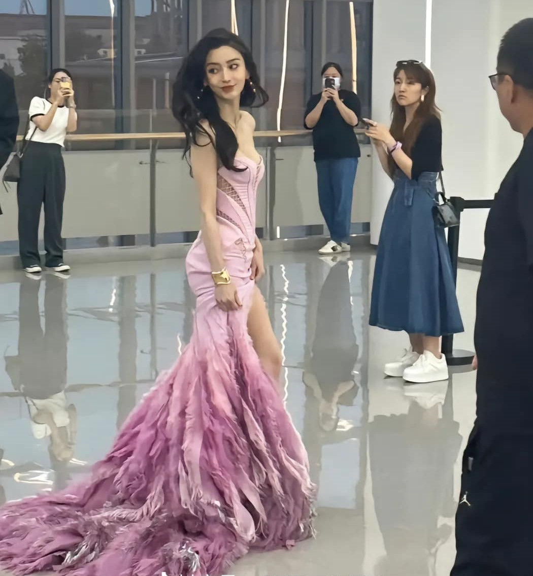 Angelababy cũng là mỹ nhân nức tiếng trong giới giải trí Hoa ngữ và luôn bất bại trên thảm đỏ.