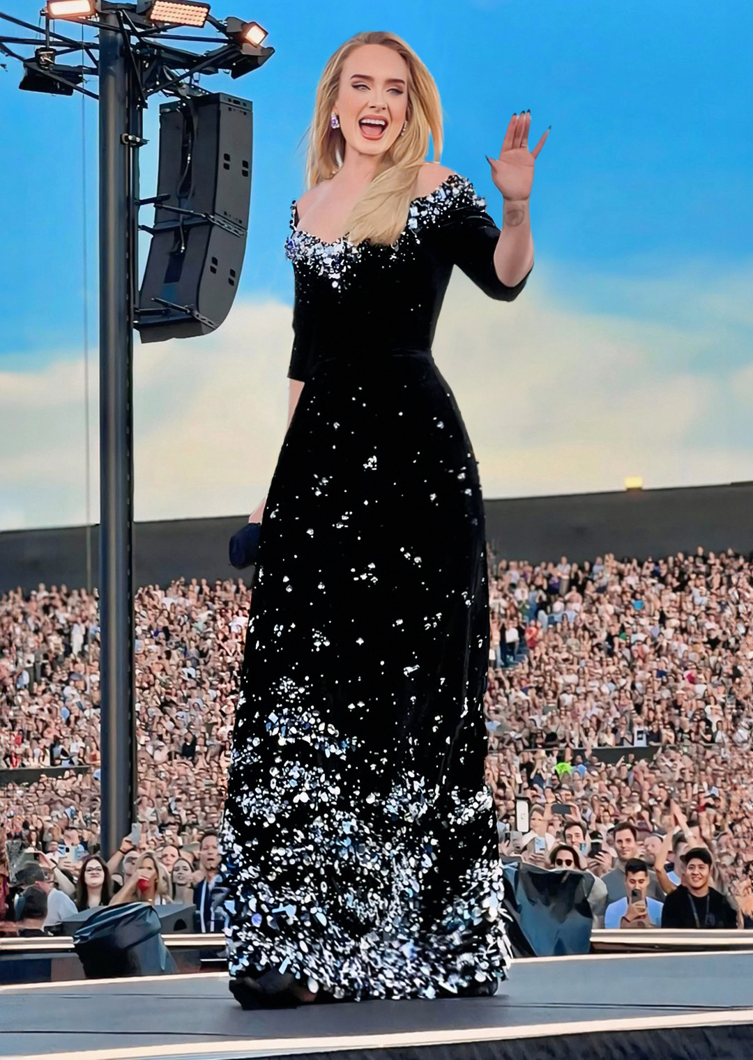 Hình ảnh Adele lộng lẫy trong đêm diễn thứ 3 thuộc chuỗi siêu concert Adele In Munich. Hình ảnh Adele lộng lẫy trong đêm diễn thứ 3 thuộc chuỗi siêu concert Adele In Munich.