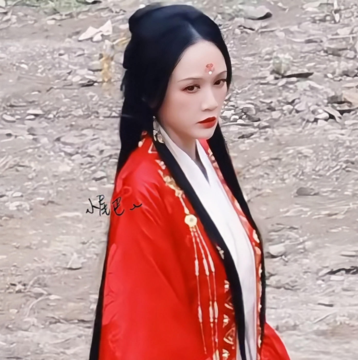 Ngày 15/5, QQ bình luận khi công nghệ làm đẹp ngày càng phát triển, các app chỉnh sửa nhan sắc xuất hiện nhan nhản là lúc giới giải trí Hoa ngữ rơi vào thời kỳ thật giả lẫn lộn, không rõ đâu mới là gương mặt thật của các ngôi sao.