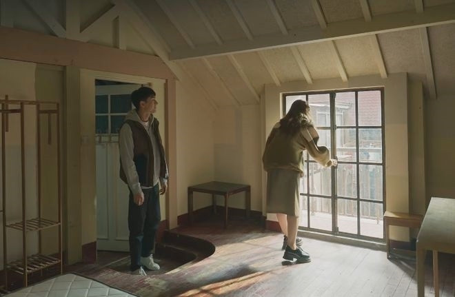 Ví dụ Phương Hiệp Văn vốn là chàng sinh viên nghèo phải đi làm thêm nhưng bỏ ra một số tiền khổng lồ hàng chục nghìn NDT để thuê căn hộ hai phòng ngủ rộng rãi, đồng thời trả một nửa tiền nhà cho nữ chính Hoàng Diệc Mai. Số tiền này quá lớn so với bối cảnh nghèo khó mà nhân vật được viết ra. Chi tiết không thực tế này khiến người xem thắc mắc. Ví dụ Phương Hiệp Văn vốn là chàng sinh viên nghèo phải đi làm thêm nhưng bỏ ra một số tiền khổng lồ hàng chục nghìn NDT để thuê căn hộ hai phòng ngủ rộng rãi, đồng thời trả một nửa tiền nhà cho nữ chính Hoàng Diệc Mai. Số tiền này quá lớn so với bối cảnh nghèo khó mà nhân vật được viết ra. Chi tiết không thực tế này khiến người xem thắc mắc.