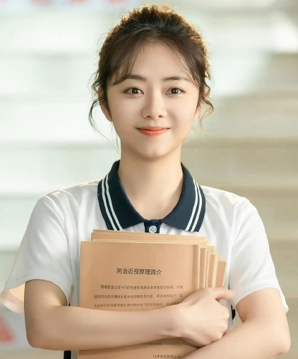 Đàm Tùng Vận (trái) cùng Tạ Y Nam cùng sinh năm 1990 nhưng phát triển sự nghiệp theo các hướng khác nhau. Tạ Y Nam là MC, diễn viên hài của Đài Loan, Trung Quốc, nổi tiếng với series phim Tiểu thời đại. Cô đã kết hôn năm 2018 và là mẹ của hai nhóc tì. Trong khi đó, Đàm Tùng Vận có gương mặt trẻ con nổi tiếng của giới giải trí Hoa ngữ. Dù đã bước sang tuổi 30, cô vẫn có thể vào vai học sinh cấp 3 mượt mà, không khiến khán giả khó chịu. Tuy nhiên, chính gương mặt trẻ quá mức cũng khiến cô gặp khó khăn trong việc lựa chọn vai diễn.