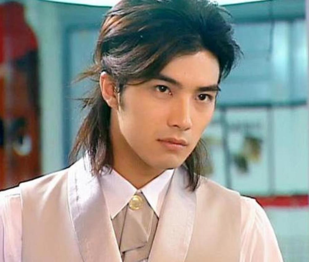 Hạ Quân Tường từng là nam thần một thời nổi khắp châu Á của màn ảnh Đài Loan. Hạ Quân Tường từng là nam thần một thời nổi khắp châu Á của màn ảnh Đài Loan.