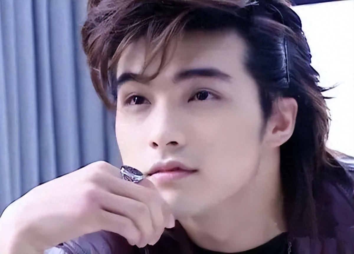 Hạ Quân Tường từng là nam thần một thời nổi khắp châu Á của màn ảnh Đài Loan. Hạ Quân Tường từng là nam thần một thời nổi khắp châu Á của màn ảnh Đài Loan.