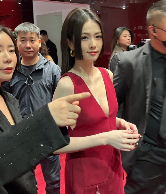 Theo Sohu, chiếc váy vốn có phần cổ được khoét sâu hơn, tuy nhiên, Bạch Lộc đã khâu lại cổ váy để bớt hở, tránh rơi vào tình huống nhạy cảm. Song, hành động này vô tình làm trang phục mất phom dáng vốn có. Cùng với đó, vòng một đầy đặn của người đẹp Châu sinh như cố bị nhận xét là không hợp với kiểu váy này. Theo Sohu, chiếc váy vốn có phần cổ được khoét sâu hơn, tuy nhiên, Bạch Lộc đã khâu lại cổ váy để bớt hở, tránh rơi vào tình huống nhạy cảm. Song, hành động này vô tình làm trang phục mất phom dáng vốn có. Cùng với đó, vòng một đầy đặn của người đẹp Châu sinh như cố bị nhận xét là không hợp với kiểu váy này.