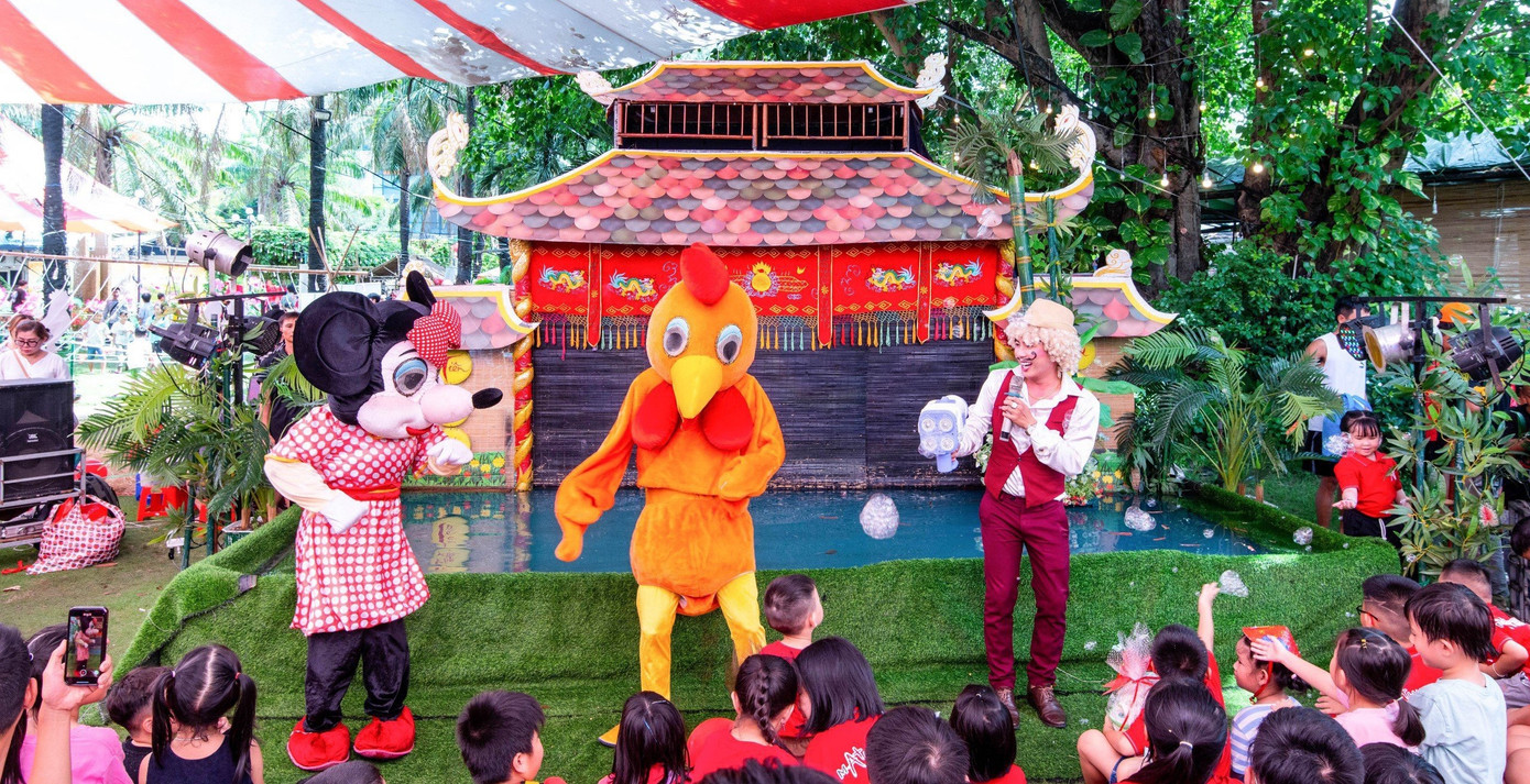 Các câu chuyện cổ tích được kể lại một cách sống động ngay trước mắt các bé.